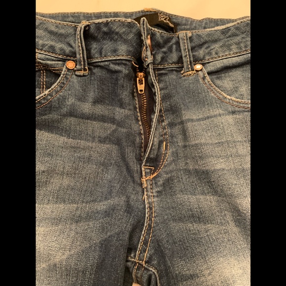 1822 Denim Distressed Ankle Skinny Jeans - Picture 8 of 9